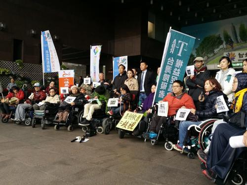 2月4日下午，身障團體至北市府抗議無障礙計程車差別收費問題。攝影/許朝富