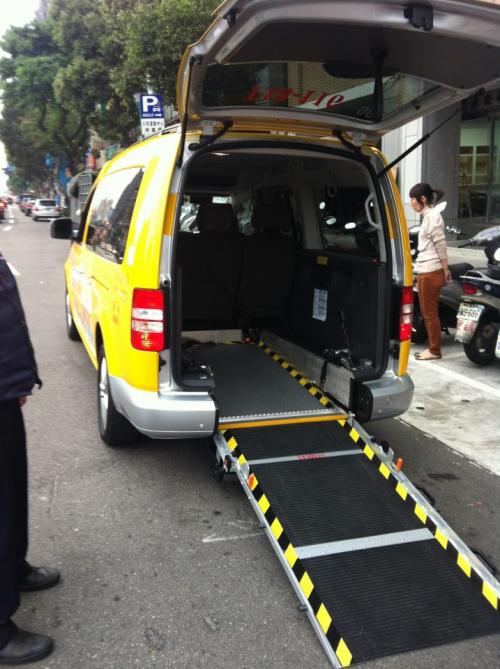 障礙者搭乘無障礙計程車，為求安全，上下車皆有標準的SOP。照片由台北市行無礙資源推廣協會提供。