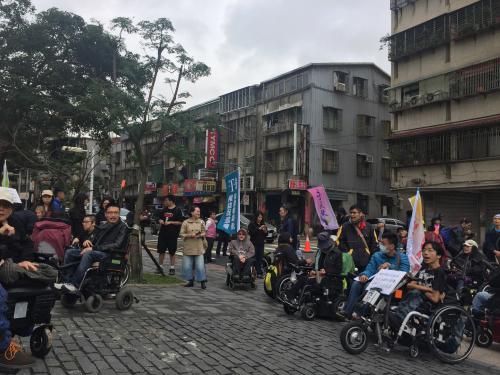 12月3日國際身障日，障礙者齊聚衛福部抗議基本公民權未獲保障。攝影 李敏瑜
