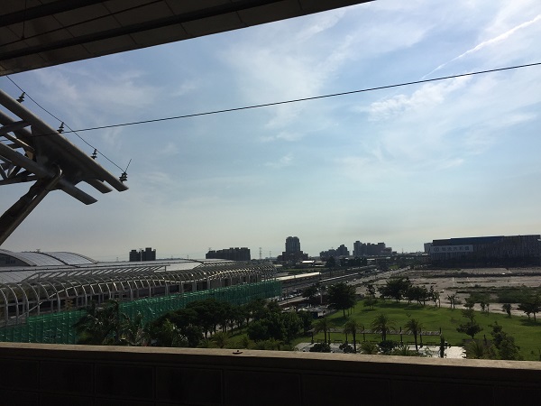 台中高鐵月台上的風景/藍天白雲