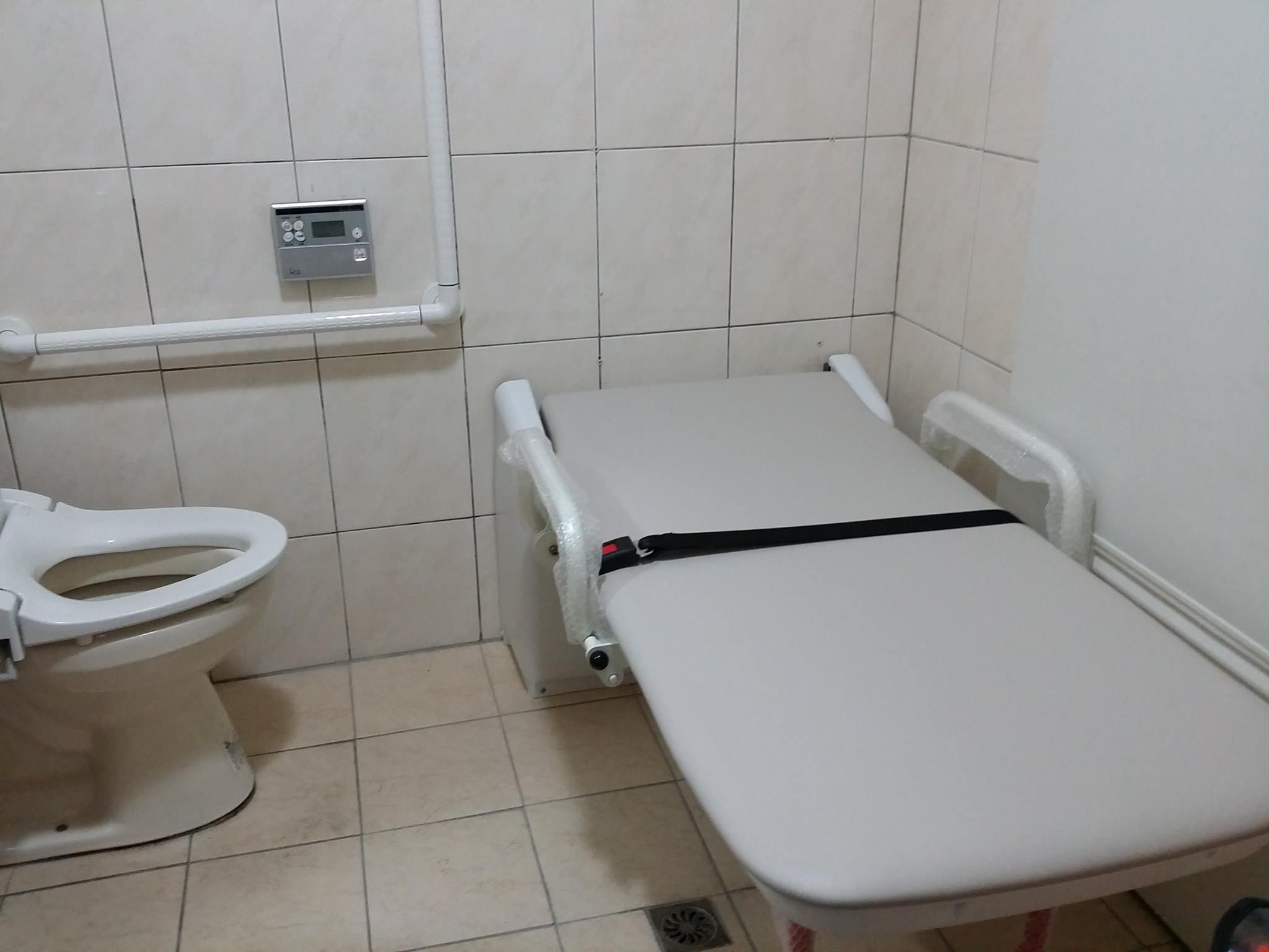 重障者安全如廁的重要輔具–照護床