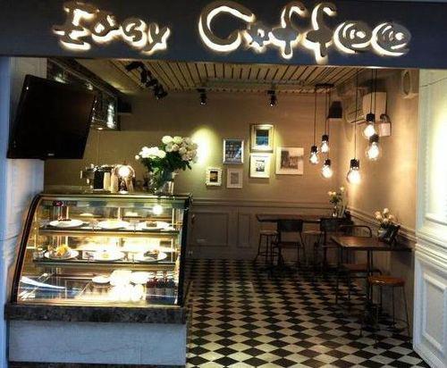 easy coffee店門口照片，左邊為蛋糕冰櫃，右邊後方為咖啡桌椅