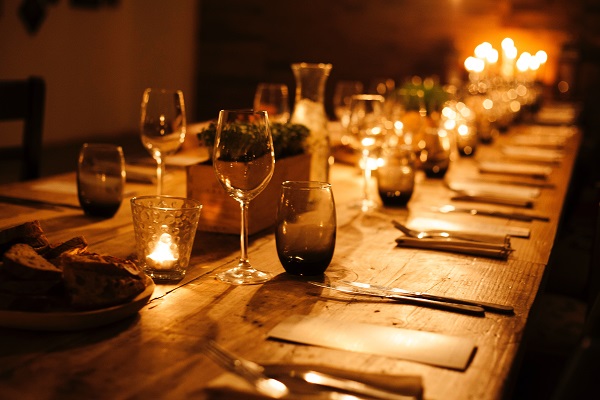 佈滿餐具、燭光與酒杯的餐桌