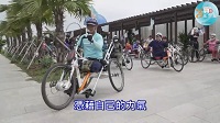 行動不便的身心障礙者騎乘手搖車，由雙手輪椅手搖車