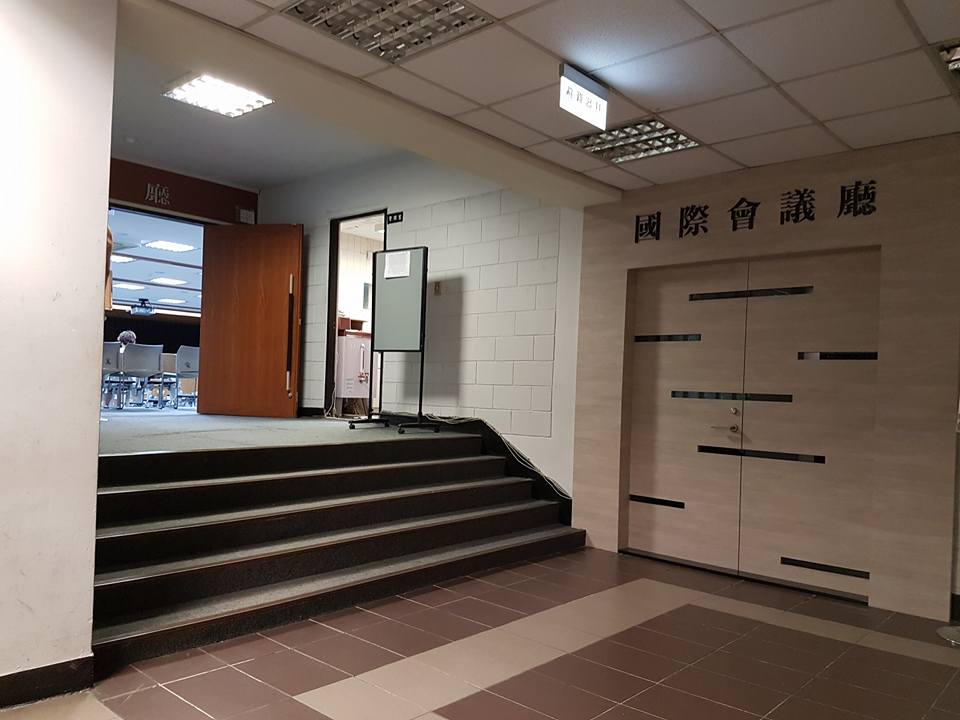 實踐大學教室門口有5個階梯，造成輪椅學生無法進入。