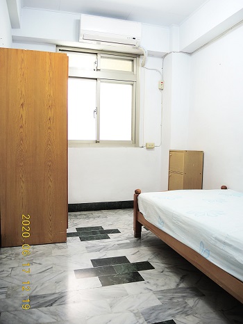 房間另一則，右邊是單人床，左前方是衣櫃，旁邊則是窗戶