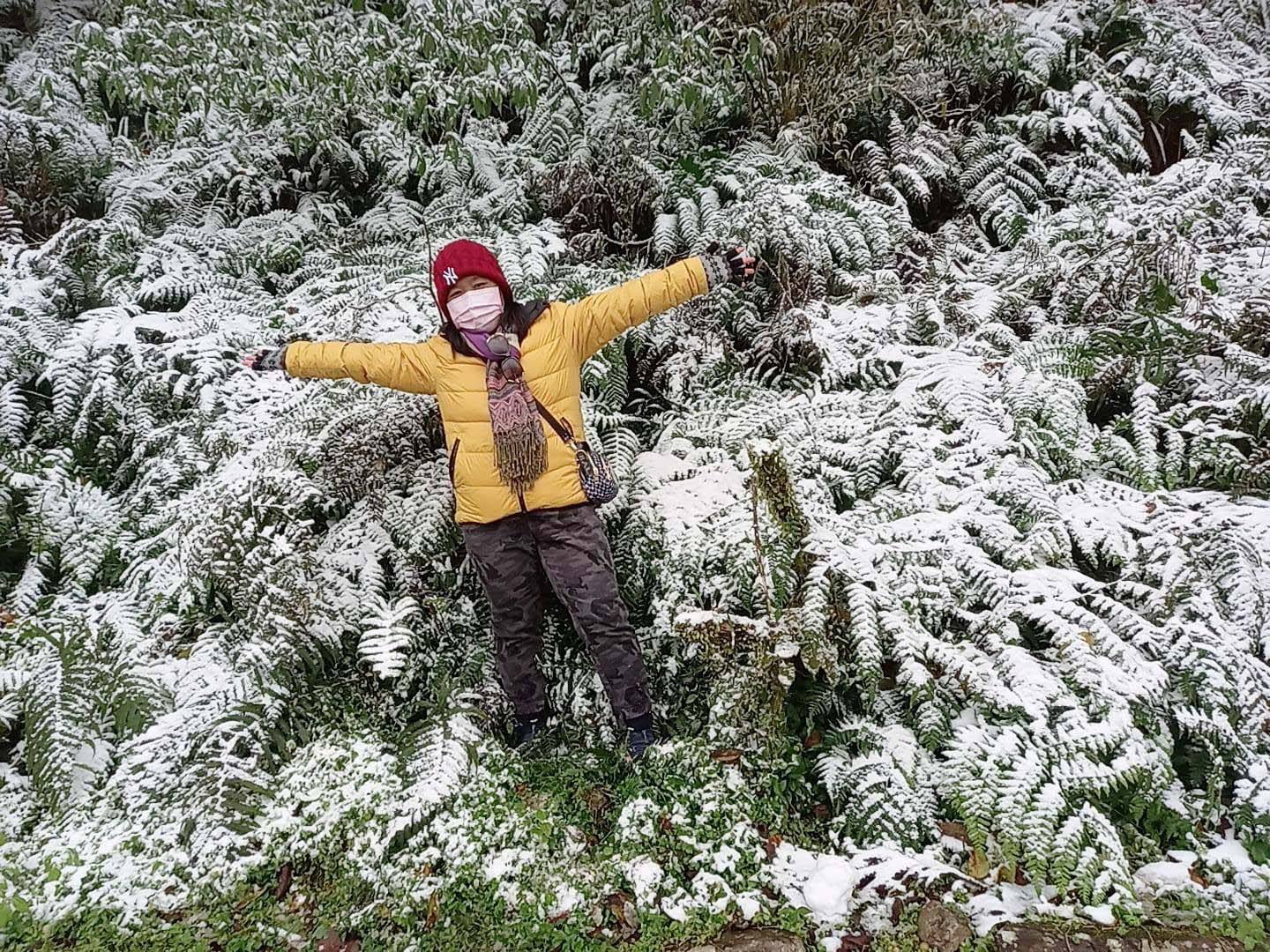 Luna在下雪的太平山上張開雙臂開心大笑
