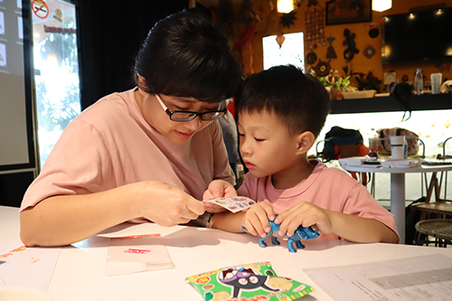 媽媽與兒子一起玩親子遊戲